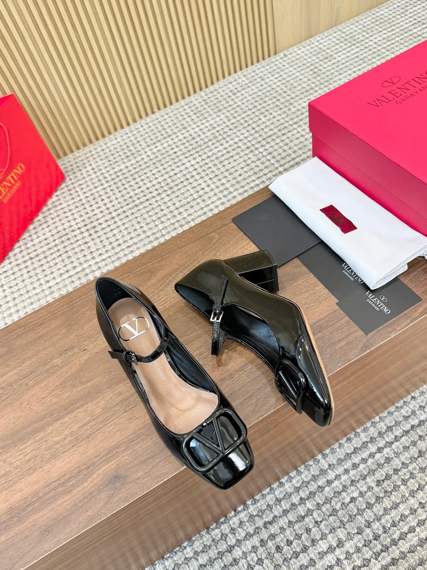 👟👟Ex-factory price 460👟👟 Genuine leather sole + 40 Valentino. Large v-buckle sandals ㊙️Latest series of counters Authentic grade version with perfect details. Authentic products are made one to one. All details are consistent with genuine ones. The upper foot is very pedicure type. The key point is that it is very good and easy to control. It does not grind the feet and does not tire the feet. Walking artifact, exclusive mold opening. The highest version on the market. Fabric: imported mixed sheepskin, lining and foot pads are all sheepskin. Code number (34 to 42) Customized sizes 34 and 42 are non-refundable and non-exchangeable. Heel height: 7.5CM, rubber sole, leather sole +40